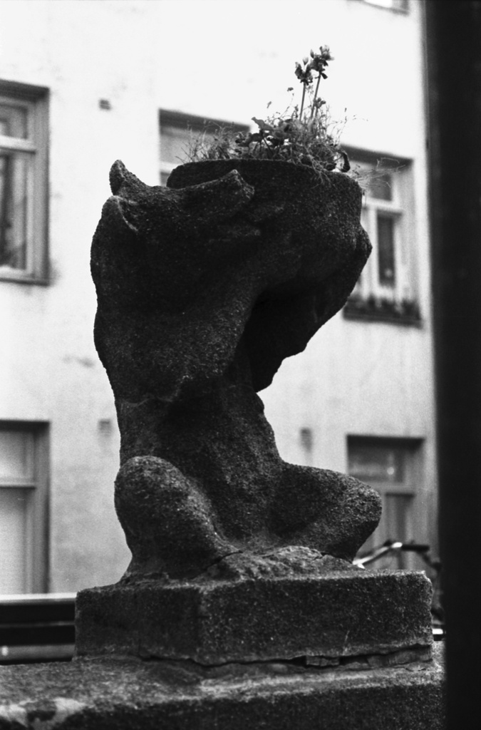 Meritullinkatu 13. Karhu-veistos Meritullinkatu 13:n pihalla.