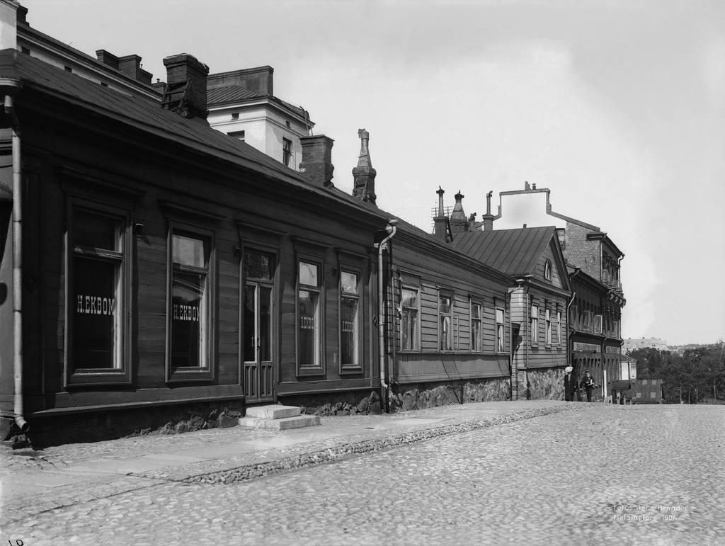 Fabianinkatu 28, 30, 32.