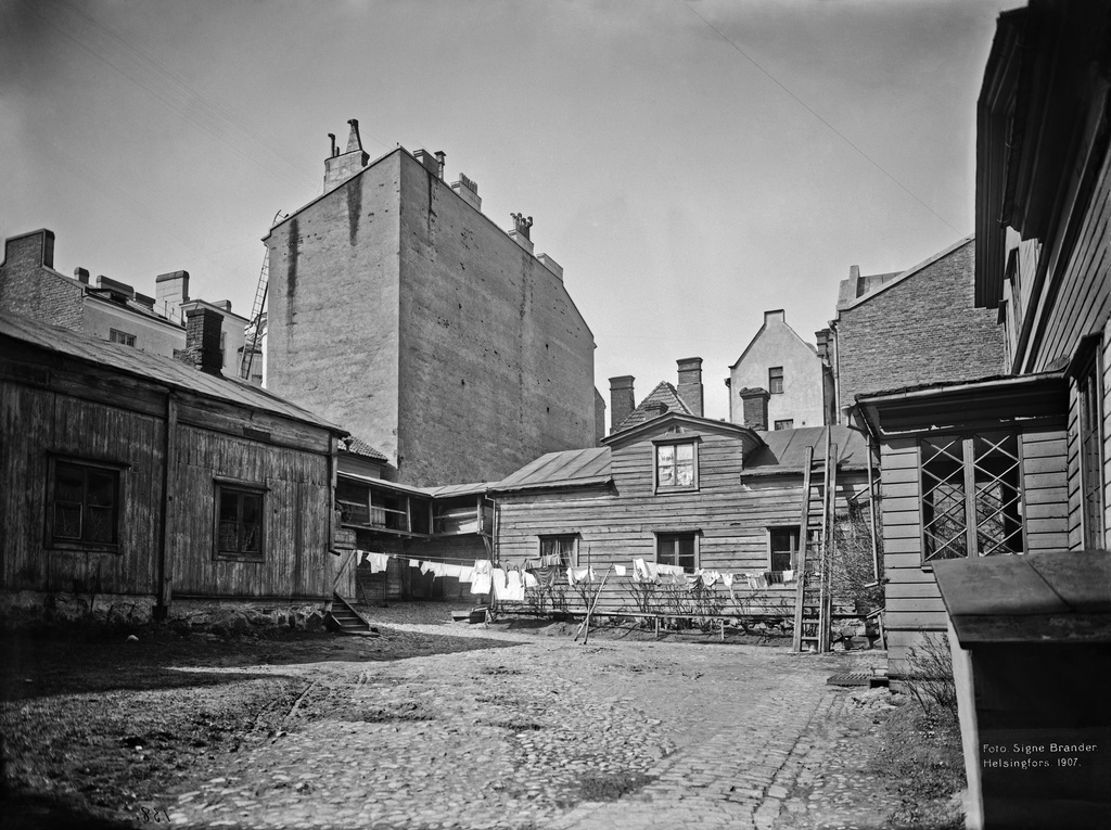 Maurinkatu 4, pihan puolelta.
