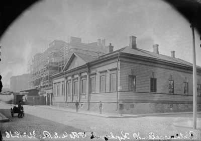 Ritarikatu 10 - Kirkkokatu 11, taustalla rakenteilla oleva Säätytalo (Kirkkokatu 13, Snellmaninkatu 9)  duplicate photo