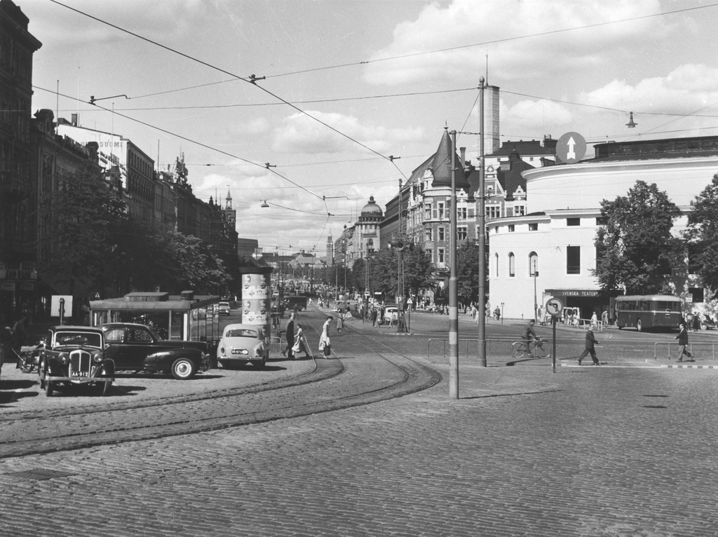 Mannerheimintietä Erottajalta katsottuna