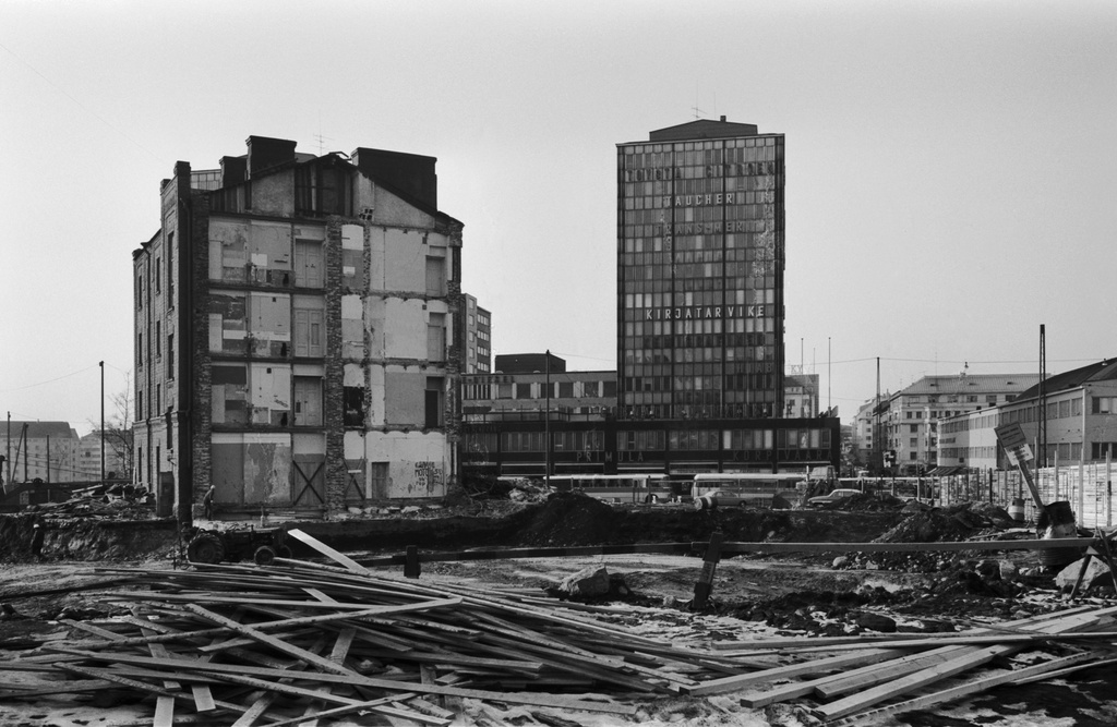 Fredrikinkatu 44. Purettava kerrostalo, entinen Turun kasarmin kasarmirakennus Fredrikinkadulla Runeberginkadun kulmassa