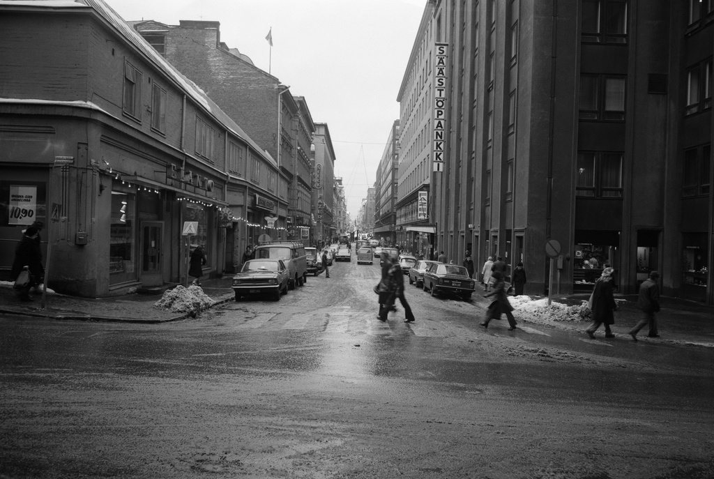 Kluuvikatu 7 ja 8. Näkymä Yliopistokadulta kohti Runebergin esplanadia