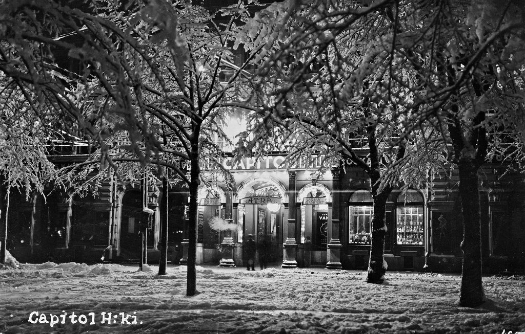 Biografipalatsi Capitol lumisten puiden takana