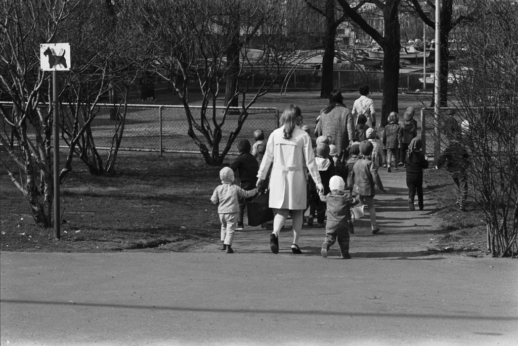 Säästöpankinranta. Tokoinranta. Lastentarhan lapsia, jonossa narusta kiinni pitäen, saapumassa hoitajineen Eläintarhantien ja Säästöpankinrannan kulmauksessa olevaan Tokoinrannan puistoon.