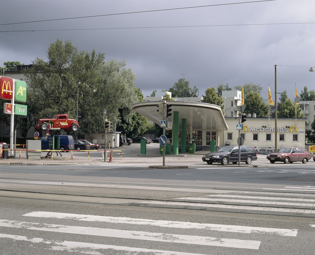 McDonalds - perheravintola, entinen Gulf Oy:n huoltoasema.