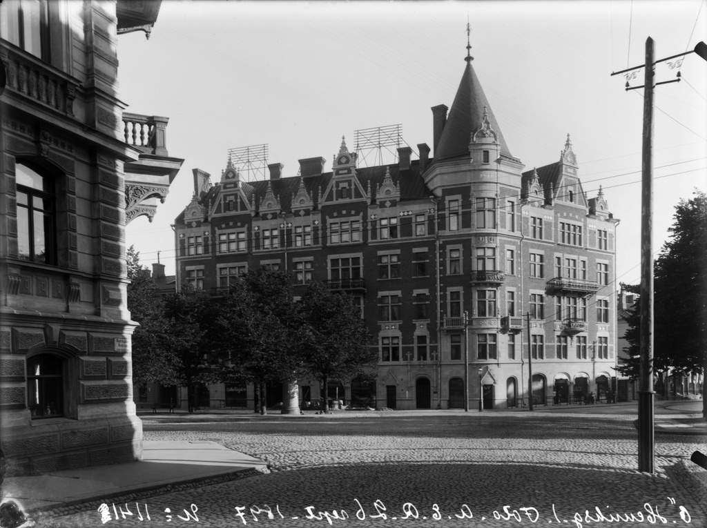 Itäinen Heikinkatu 1 (Mannerheimintie 1) - Pohjois-Esplanaadikatu 43 (=Pohjoisesplanadi 41) nähtynä Antinkadulta (=Lönnrotinkatu)