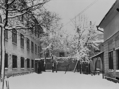 Aleksanterinkatu 8. Sisäpiha talvella.  similar photo