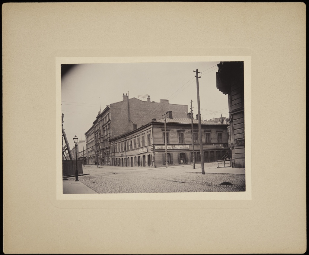 Aleksanterinkatu 44, Mikonkatu 3. Puisessa kulmatalossa Tee Makasiini.