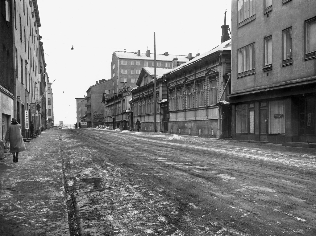 Keskellä oikealla puutalo Eerikinkatu 35, jonka taaempana olevan osan purkaminen on jo alkanut