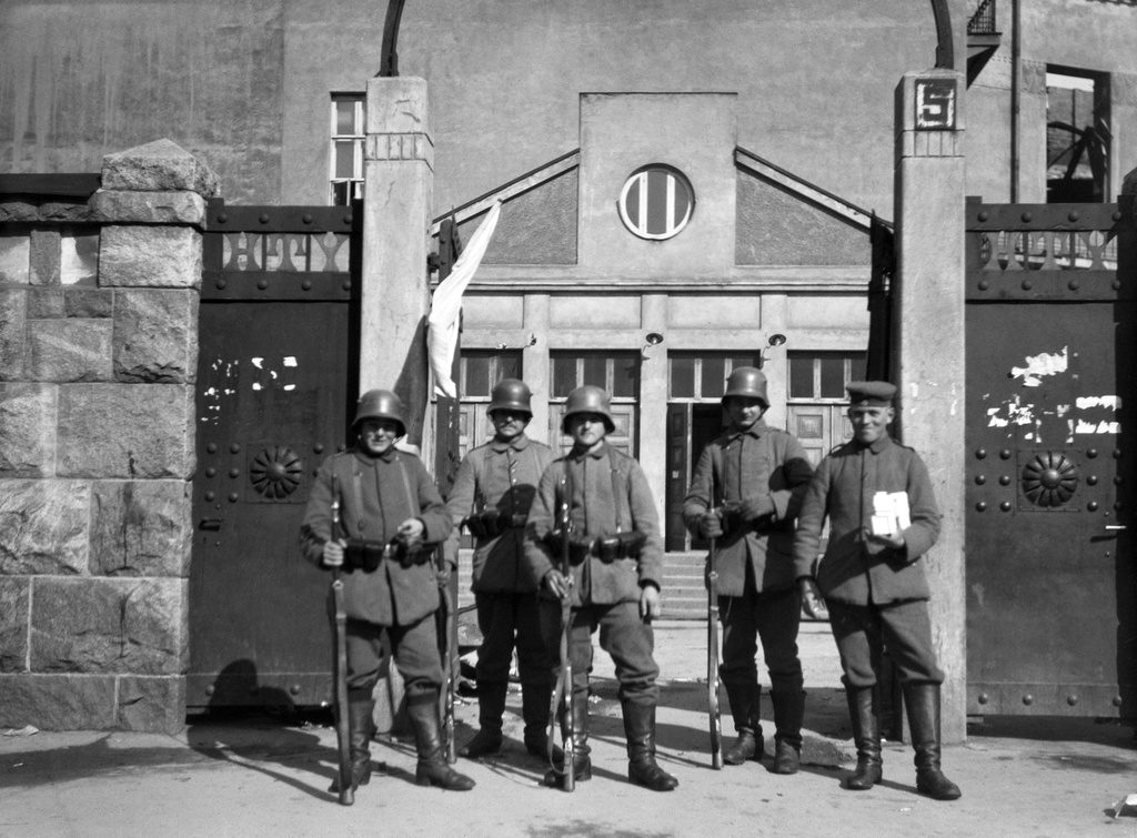 Helsingin valtaus 1918. Saksalaisia sotilaita Työväentalon edustalla.