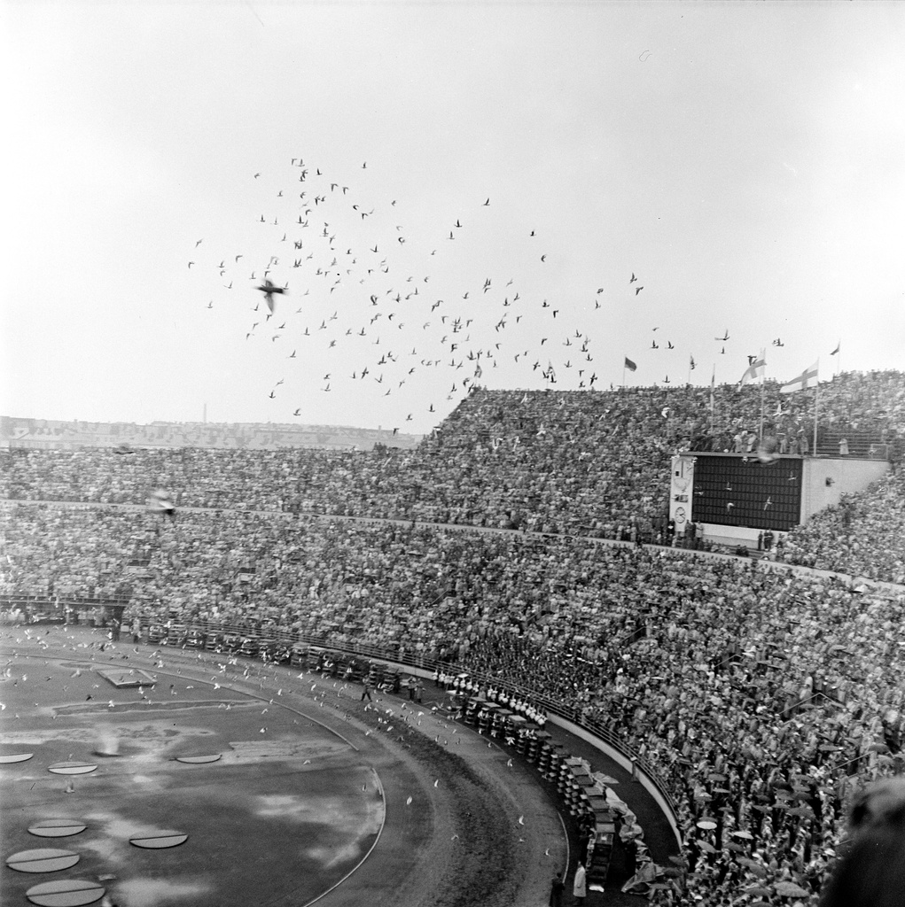 Helsingin olympialaiset 1952. Avajaiset 19.7. Olympiastadionilla. Rauhankyyhkyt lähtevät lentoon.