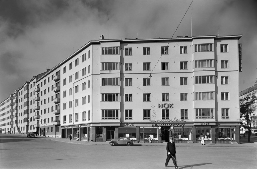 Messeniuksenkatu 1a, 1b, 3a, 3b, 5. Liiketiloissa HOK:n ravintola ja Renlundin rautakauppa. Taka-Töölö.