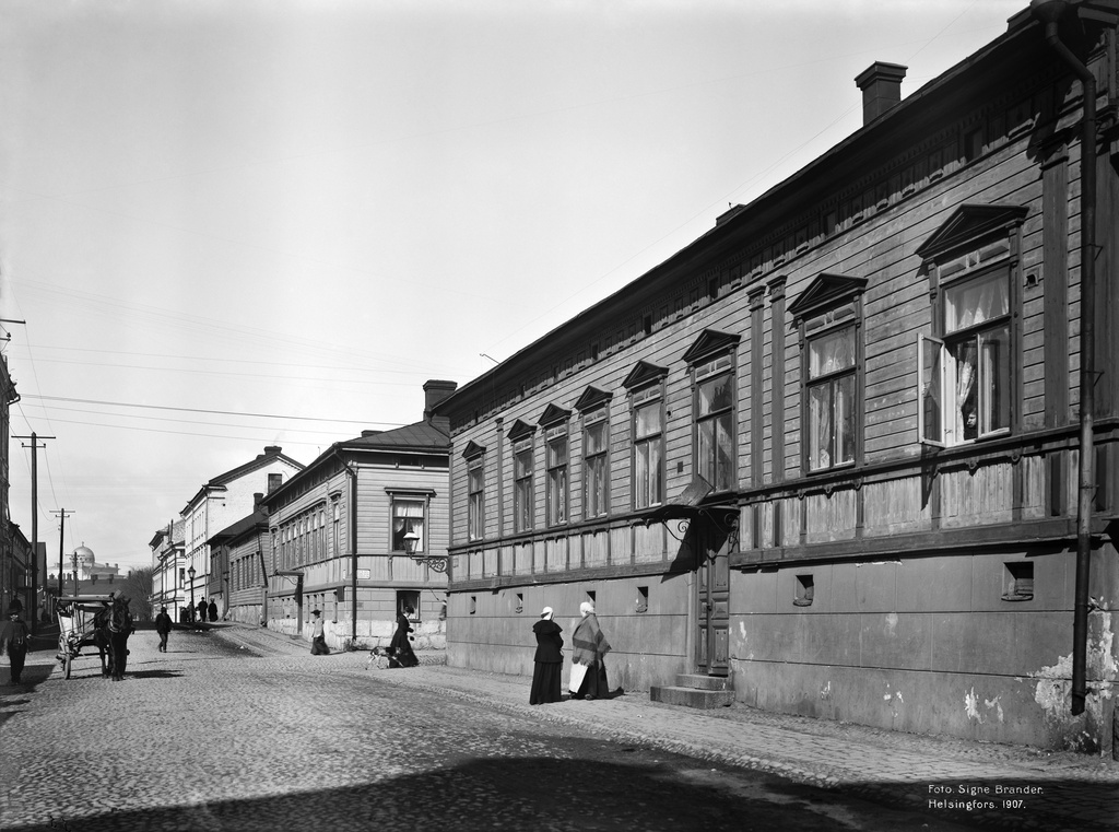 Albertinkatu 27, 29. Taustalla Malminkadun synagoga.