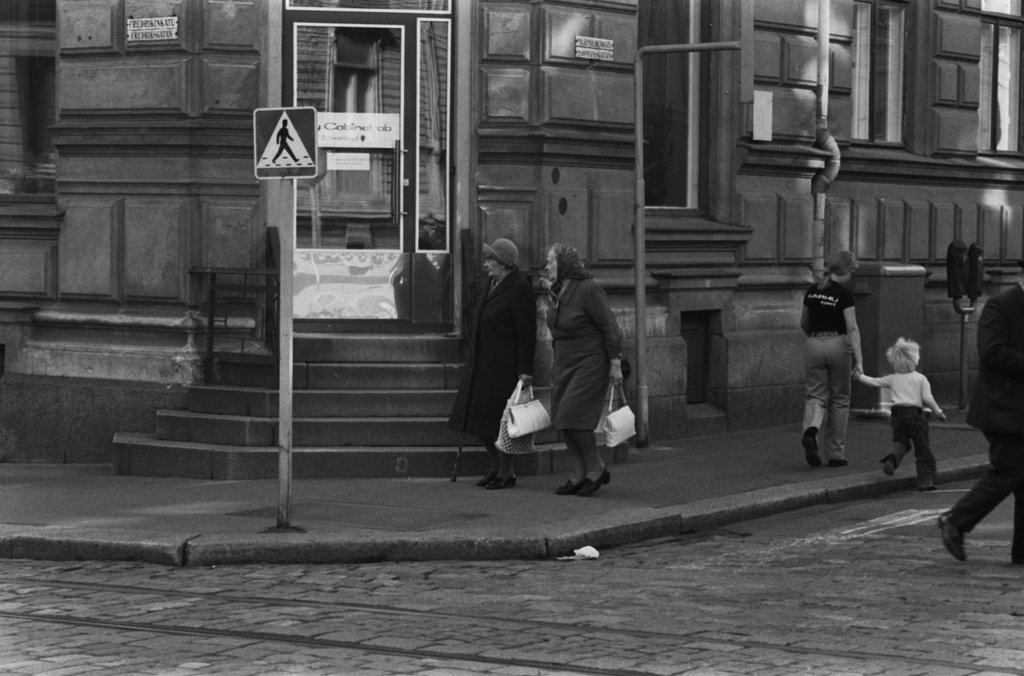 Fredrikinkatu 14. Merimiehenkatu 8. Jalankulkijoita Merimiehenkadulla Fredrikinkadun kulmassa.