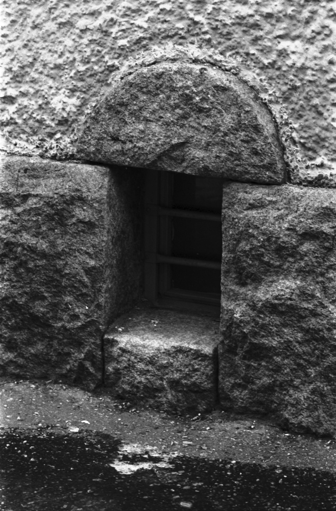 Kristianinkatu 19. Kellarin ikkuna Kristianinkatu 19:n kerrostalon kivijalassa.