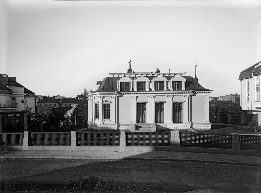 Edelfeltintie 7. - Tehtaankatu 32 d. Edelfeltintien puolelta nähtynä.