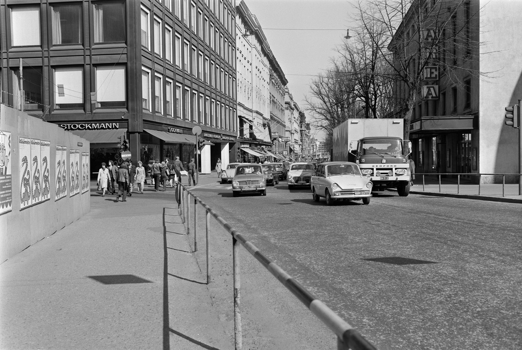 Liikennettä Pohjoisesplanadi 39:n kohdalla.