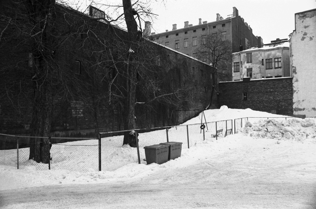 Snellmaninkatu 21. Näkymä Snellmaninkatu 21:n rakentamattoman tontin perältä