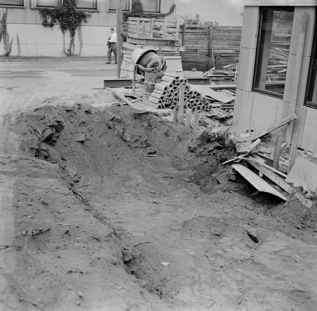 Kaivaustöitä Pyhän kolminaisuuden kirkon pihamaalla, paikalta ilmeisesti löydetty vanhoja hautoja.