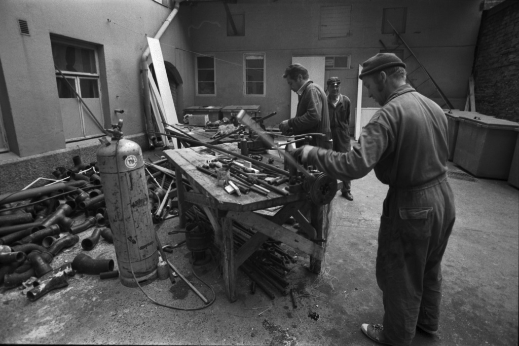 Miehiä työssä Liisankatu 7:n pihalla talon saneerausremontin aikaan.