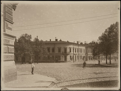 Pohjois-Esplanaadikatu (=Pohjoisesplanadi) 43 ja 41 (nyk. 41) Antinkadun (=Lönnrotinkatu) ja Heikinkadun (=Mannerheimintie) risteyksestä nähtynä  duplicate photo