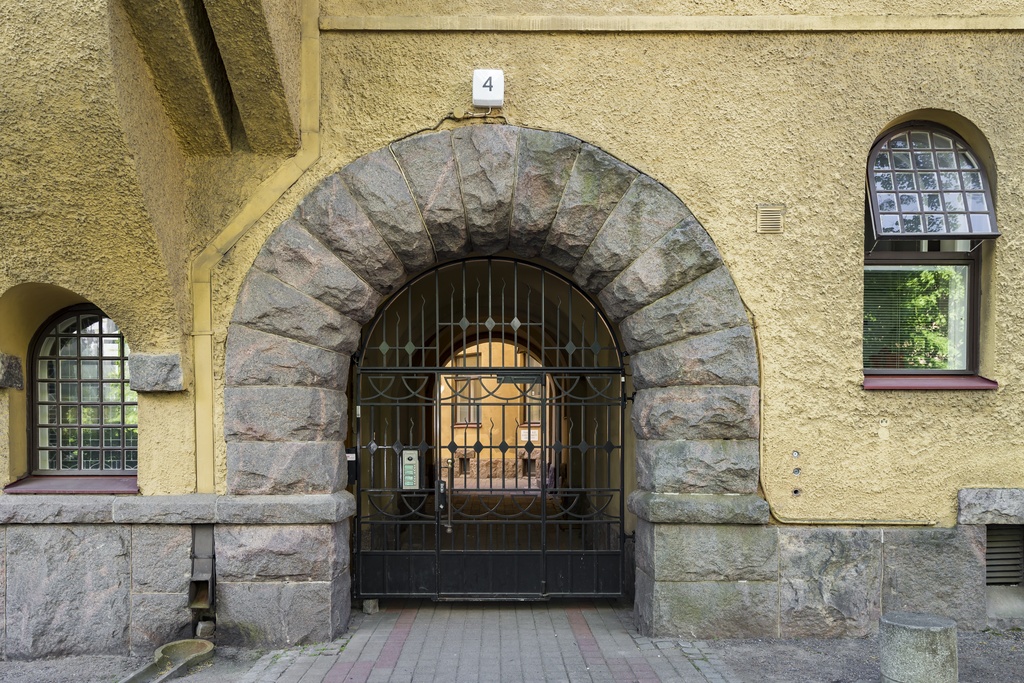 Muukalaiskatu 4 - Ullankatu 3. Gustaf Estlanderin suunnittelema Villa Solsken Ullanlinnassa