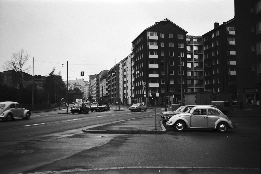 Ruoholahdenkatu 18. Näkymä Ruoholahdenkadun ja Porkkalankadun risteyksestä Lapinlahdenkadun suuntaan.