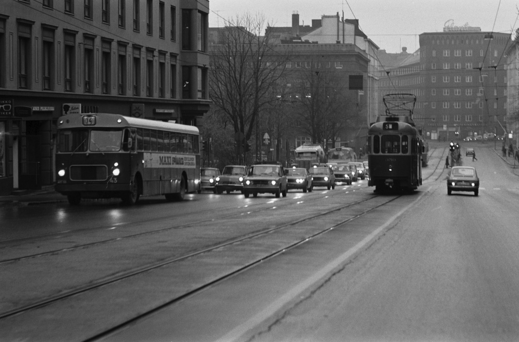 Runeberginkatu. Näkymä Runeberginkadulta Pohjoisen Hesperiankadun suunnalta etelään, Museokadulle päin. Vasemmalla bussi 14, keskellä autojono, oikealla raitiovaunu 5.