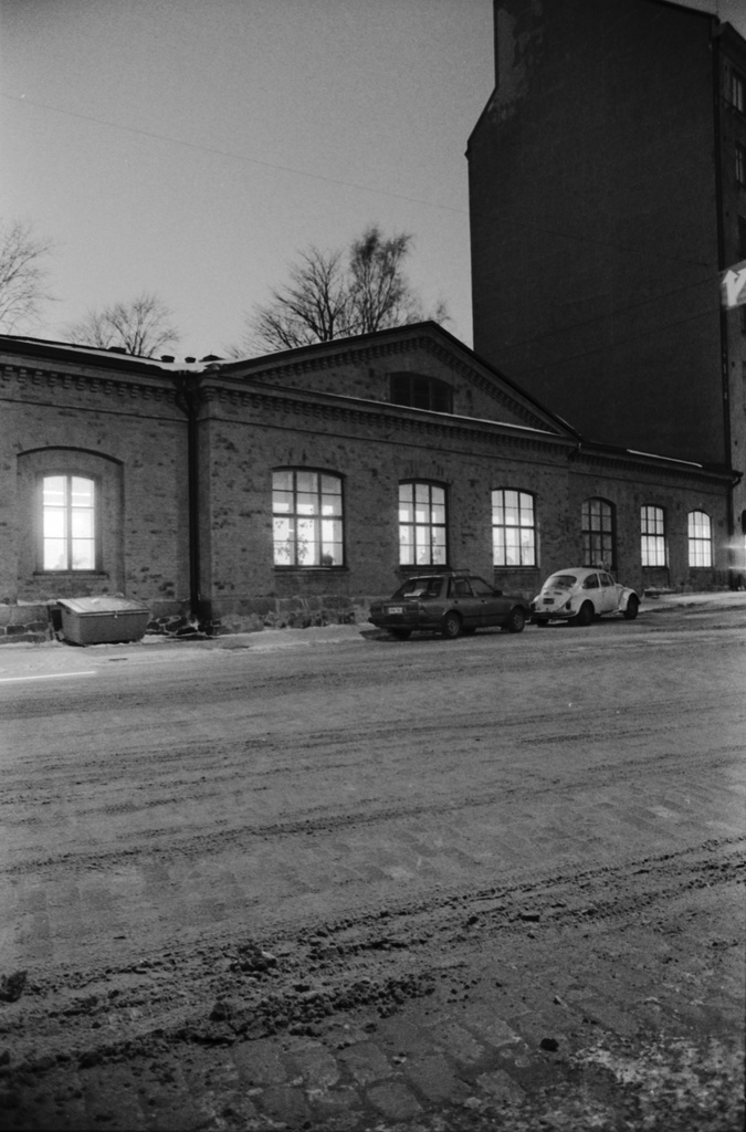 Aleksanterinkatu 1. Päiväkoti Aleksin kadunpuoleinen julkisivu talvipäivän hämärässä.