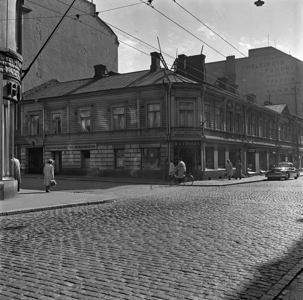 Uudenmaankatu 30 - Fredrikinkatu 33. Rakennuksessa toimi jalkinekorjaamo Oy Vakava ab, H. & E. Erosen myymälä (hedelmiä ja siirtomaatavaroita).