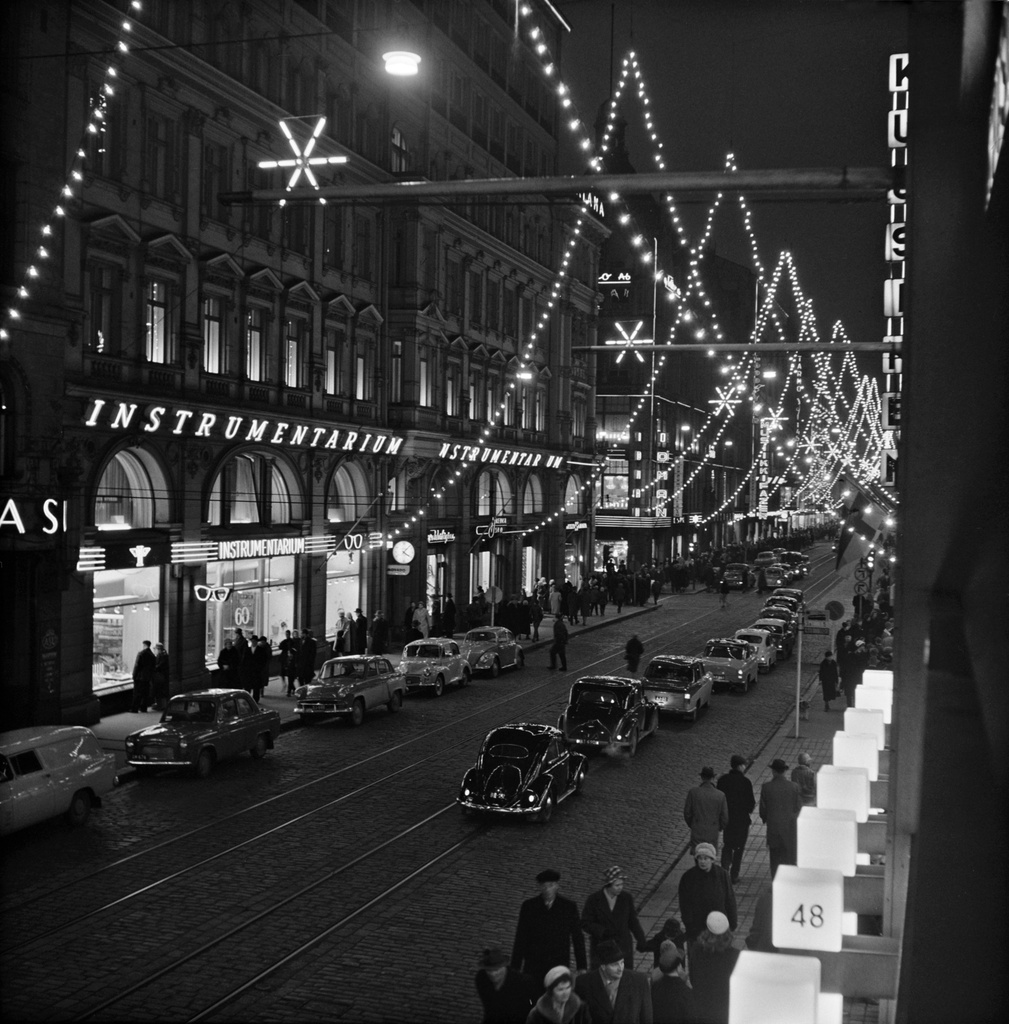 Aleksanterinkatu joulukatuna, kuvattu itsenäisyyspäivänä