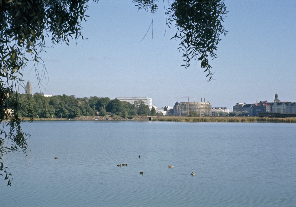 Näkymä Hesperian puistosta Töölönlahden yli