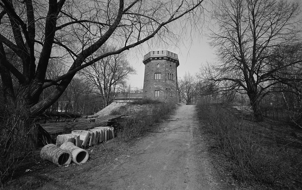 Solnantie 7. Munkkiniemen kartanon entinen viljamakasiini (nykyisin asuinkäytössä).