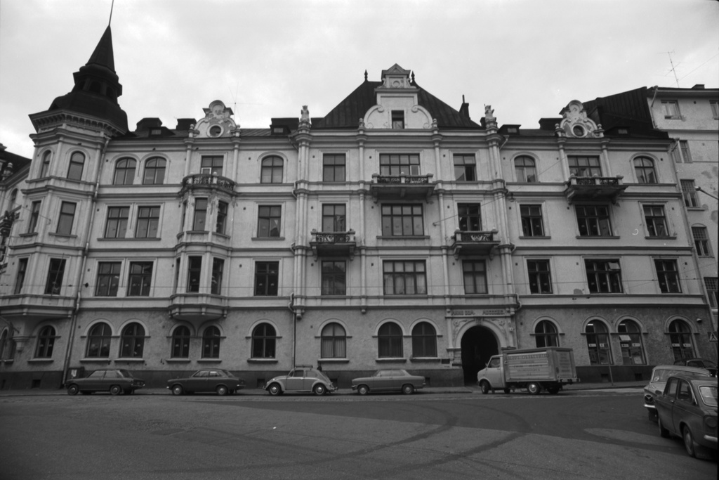 Kauppiaankatu 1-3. Kruunuvuorenkatu 5. Kruunuvuorenkadun ja Kauppiaankadun kulmatalon Kauppiaankadun puoleinen julkisivu.