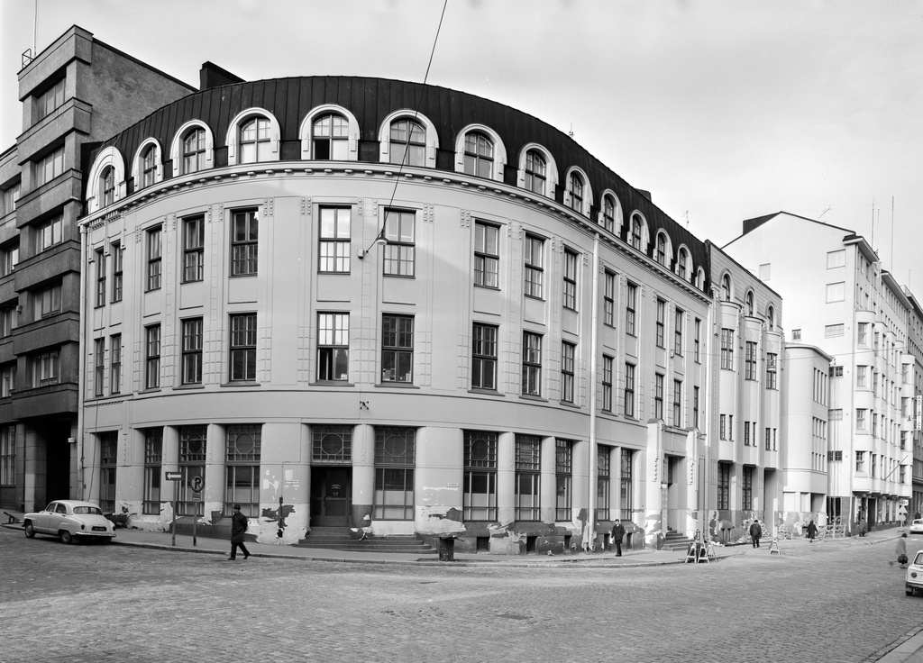 Kasarmikatu 30-32 - Pieni Roobertinkatu 1-3 -kulmatalo vasta uudelleen rapattuna ja maalattuna. Rakennuksen, jossa toimi Helsingin kaupungin sähkölaitoksen hallinto ja Kasarmitorin sähköasema, on suunnitellut arkkitehti Selim A. Lindqvist ja valmistui 1909.