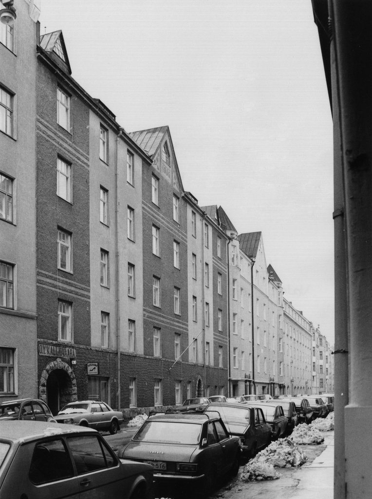 Laivanvarustajankatu 9, 7, 5. Numerot 9 ja 7 on suunnitelut rakennusmestari J. W. Tikka, valmistunut 1906 ja 1908.