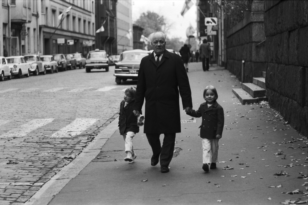 Kruununhaka, Liisankatu. Vanha mies ja kaksi pientä lasta kävelemässä Liisankadulla Mariankadun pään kohdalla.