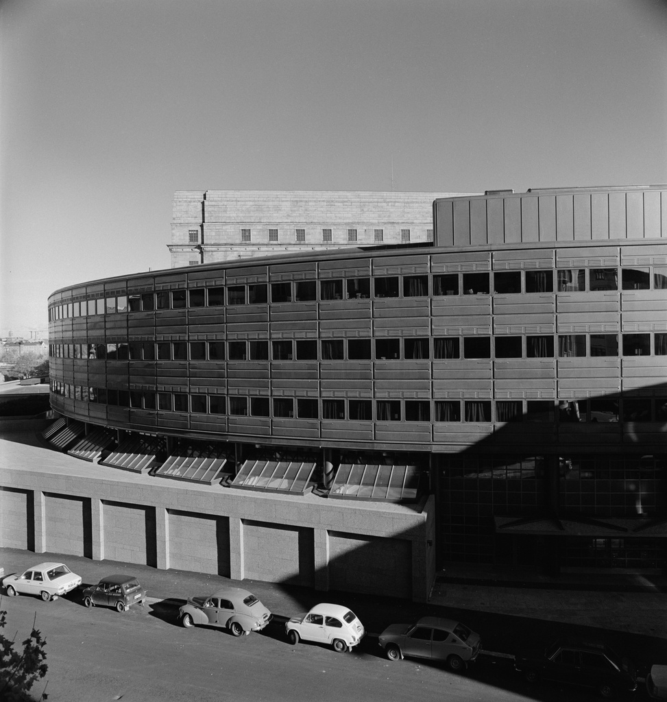 Eduskuntatalon laajennusosa, Aurorankatu 6. 1970. Arkkitehtitoimisto Pitkänen, Laiho & Raunion suunnittelema kolmiosainen laajennus valmistui vuonna 1978.[