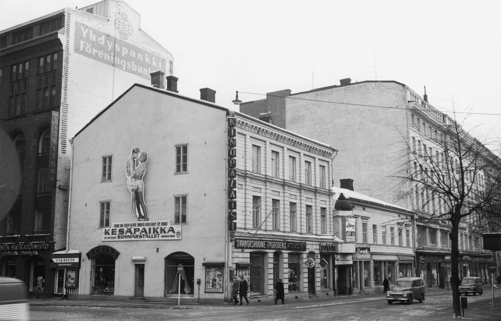 Elokuvateatteri Kino-Palatsi. Pohjoisesplanadi 39 - Keskuskatu 1a. Kesäpaikka (A Summer Place) -elokuvan ensi-ilta oli Kino-Palatsissa 19.2.1960.