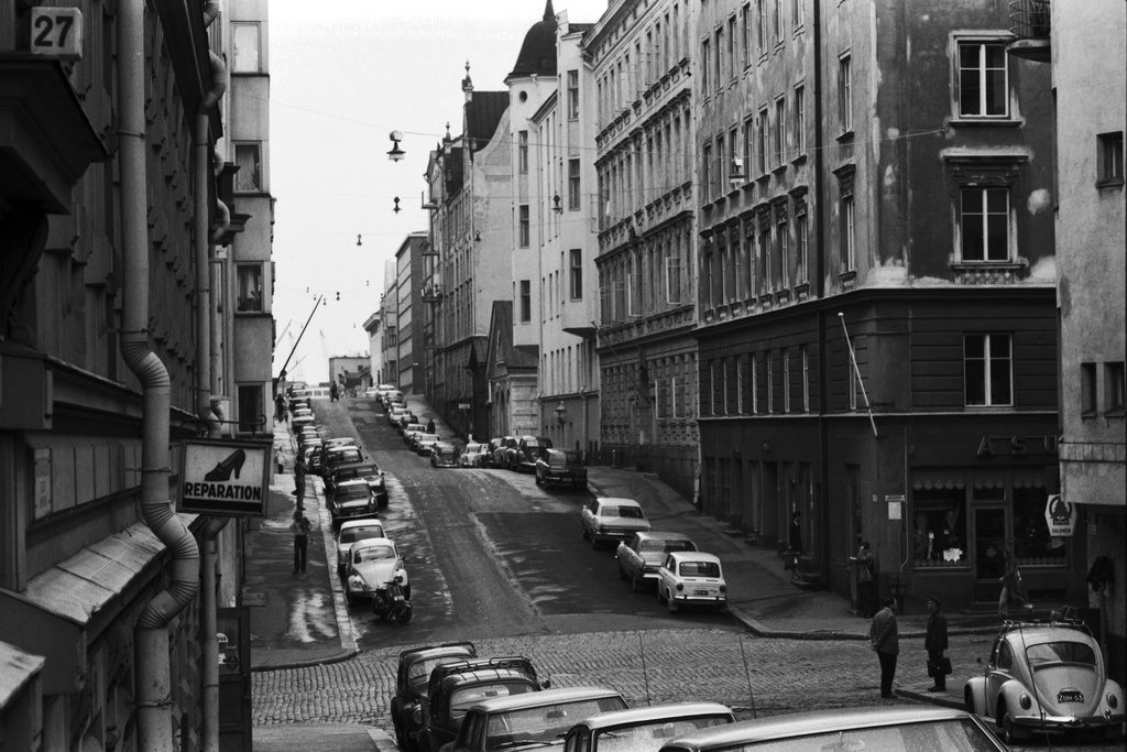 Meritullinkatu 24. Katunäkymä Meritullinkatu 27:n kohdalta Liisankadun suuntaan.
