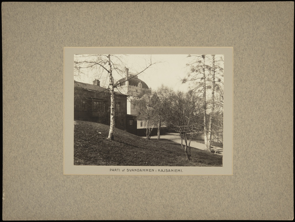 Kaisaniemen puisto, vasemmalla Mikonkatu 22 ja taustalla vasemmalla Kansallisteatteri, oikealla joutsenlampi.