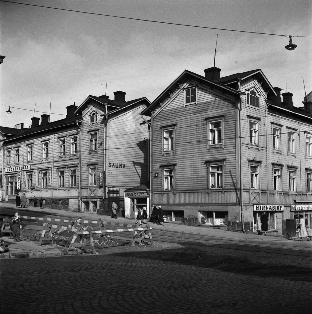 Porthaninkatu 11. Porthaninkatu 9 / Neljäs linja 7. Porthaninkatu 11 :ssa on sauna ja huonekaluliike