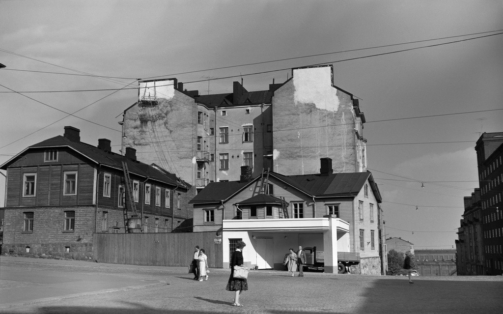 Viides linja 9. Porthaninkatu 13. Kulmatalon edustalla autokatos, jonka alla kuorma-auto