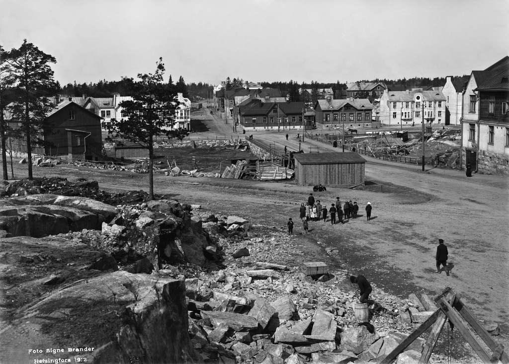 Kotkankatu 4, 6, 8, 10, 12.  Etualalla Viipurinkatu ja Porvoonkadun risteys.