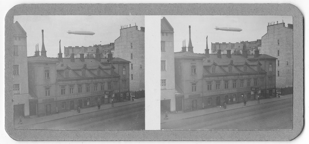 Ilmalaiva Graf Zeppelin Helsingin yllä. Alla Hämeentie 3 (sittemmin purettu rakennus). Stereografinen kuva.