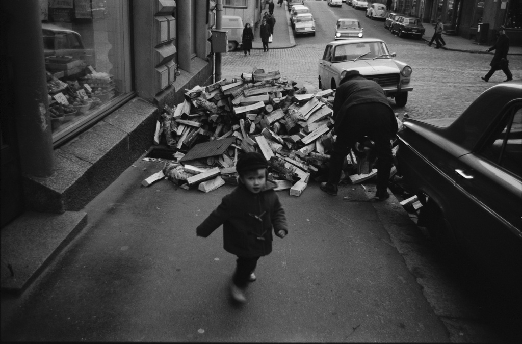 Kruununhaka, Meritullinkatu 25. Talonmies Ville Sneck latomassa jalkakäytävälle kumottuja klapeja kellarin luukusta sisään Meritullinkadulla Liisankadun kulmassa