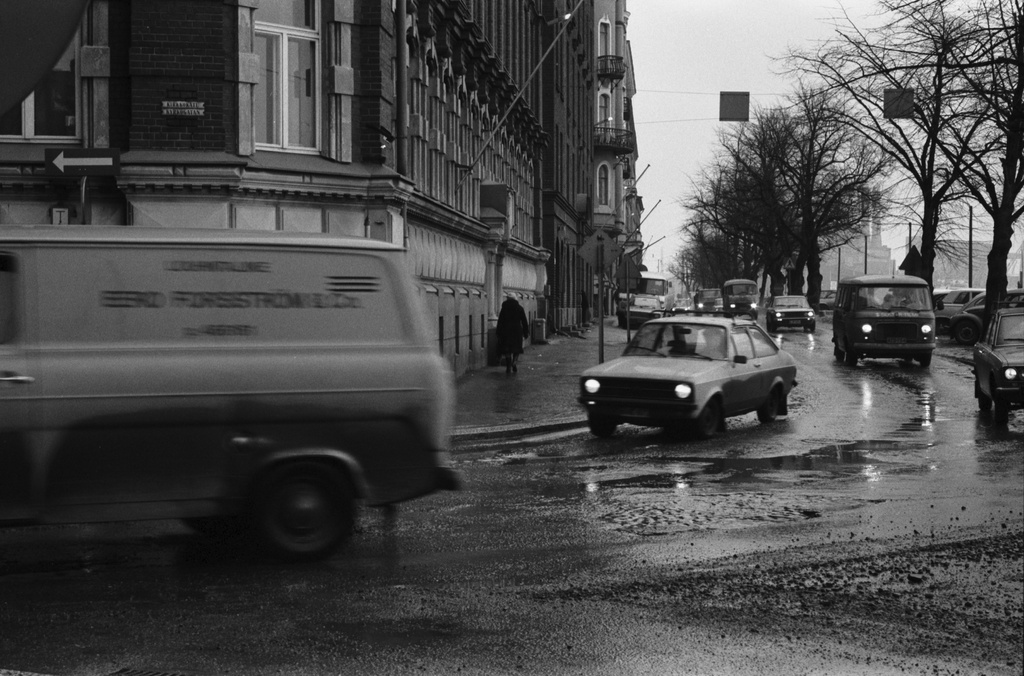Pohjoisranta 6. Rapa roiskuu - liikennettä sadesäällä Pohjoisrannassa Kirkkokadun kulmassa
