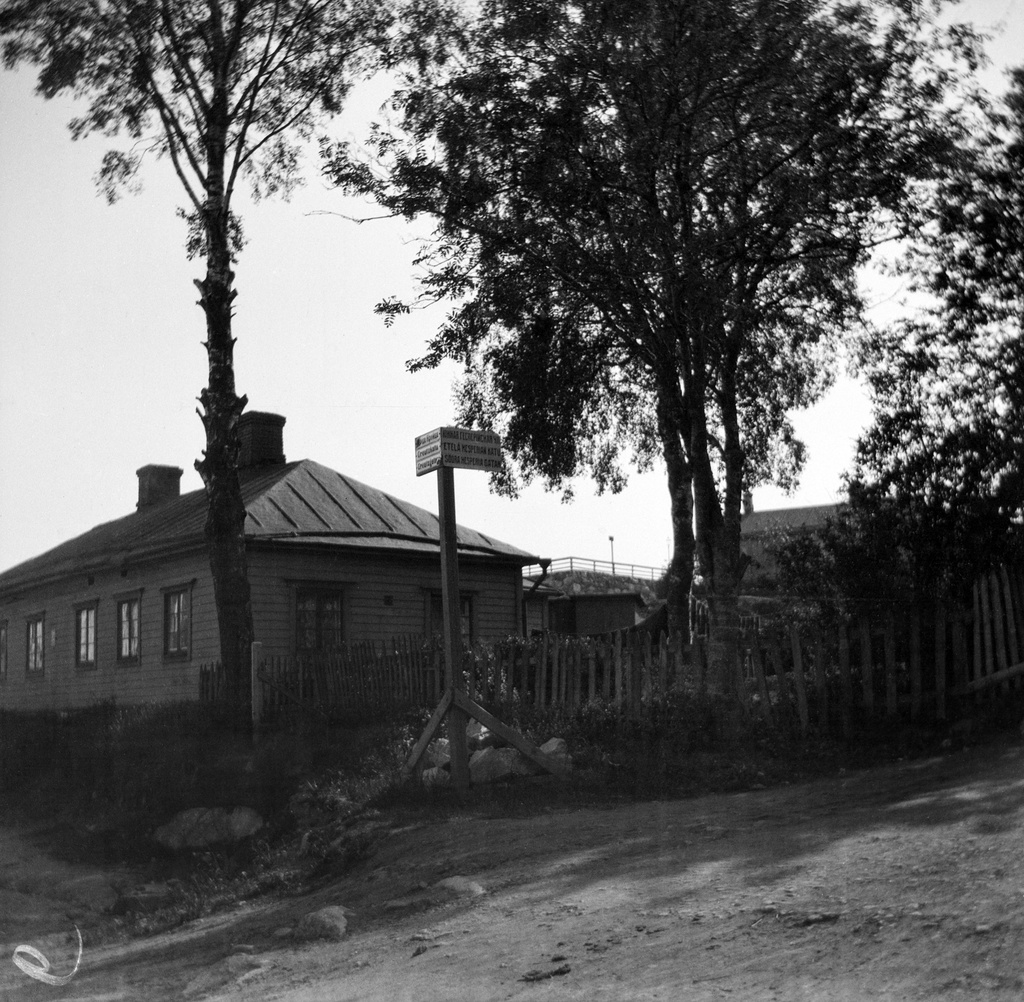 Eteläinen Hesperiankatu 8.  Creutzinkatu, nykyinen Vänrikki Stoolin katu 12.