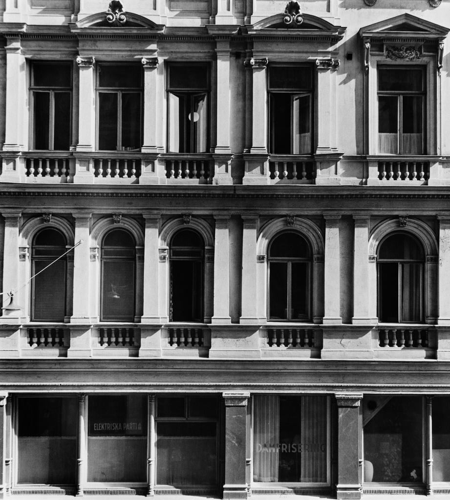 Pohjoisesplanadi 33. Julkisivun koristeellisia ikkunoita pilastereineen.